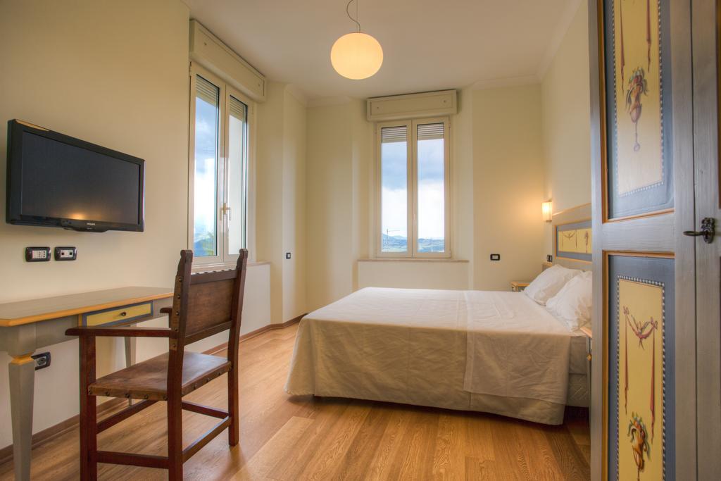 פנאבילי Hotel Il Duca Del Montefeltro חדר תמונה