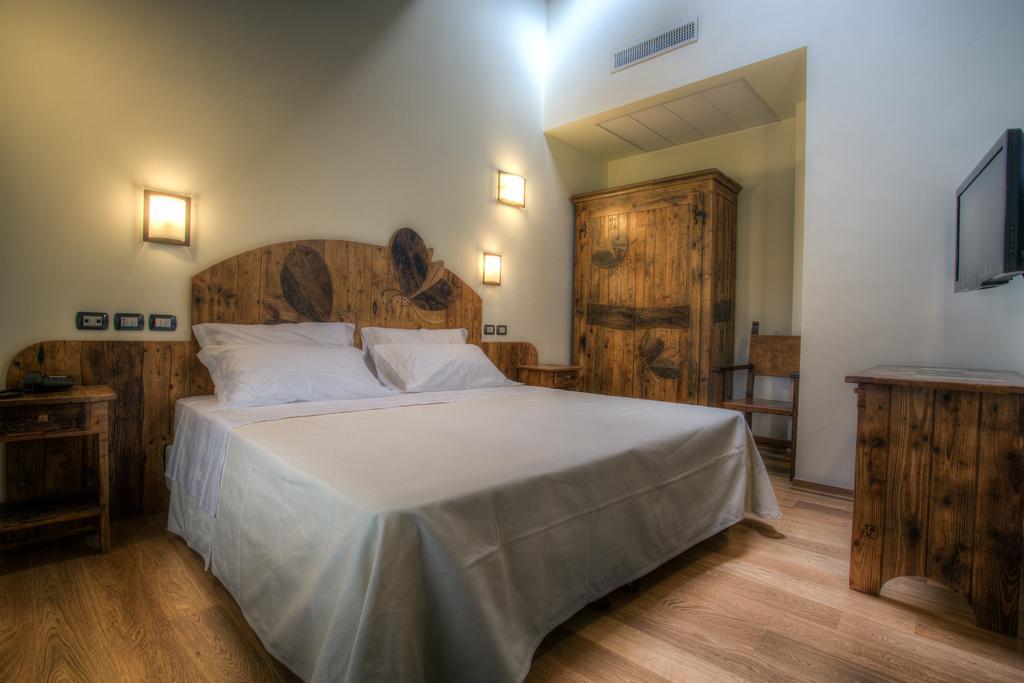 פנאבילי Hotel Il Duca Del Montefeltro חדר תמונה