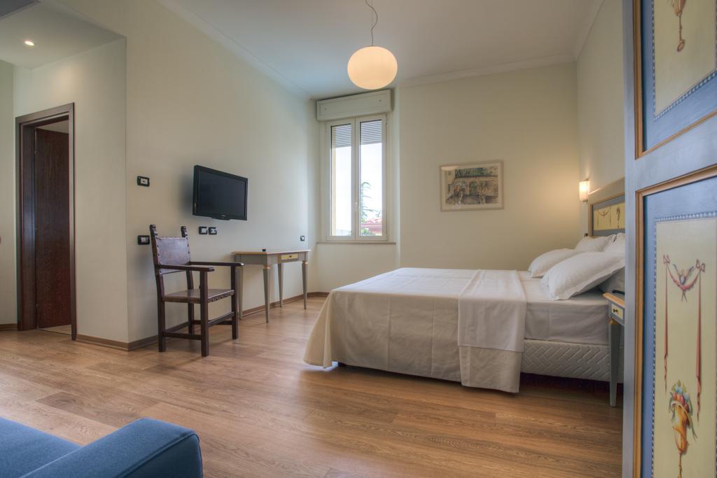 פנאבילי Hotel Il Duca Del Montefeltro חדר תמונה