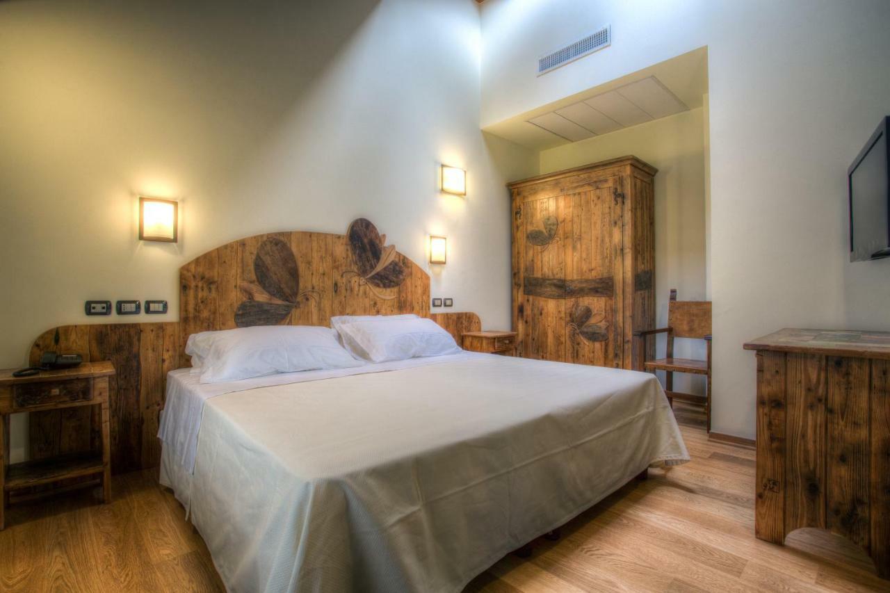 פנאבילי Hotel Il Duca Del Montefeltro מראה חיצוני תמונה